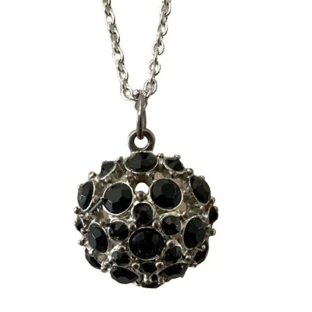 Black and silver tone pendant necklace